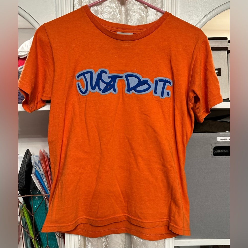 🩵4 items for $30 -Nike Orange Just Do It T-shirt. Barely worn. 058